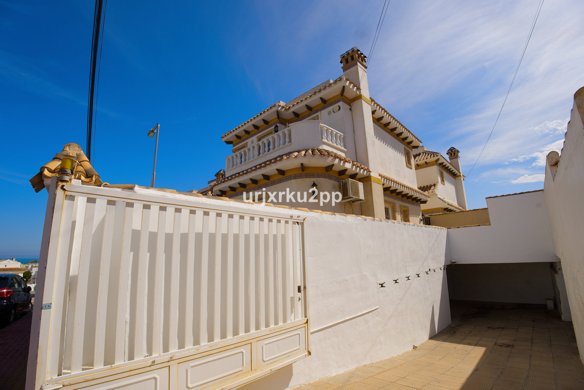 For sale - 3 Bedroom 2 Bathroom House - Detached Villa in Torrevieja - Torrevieja Centro  - Alicante