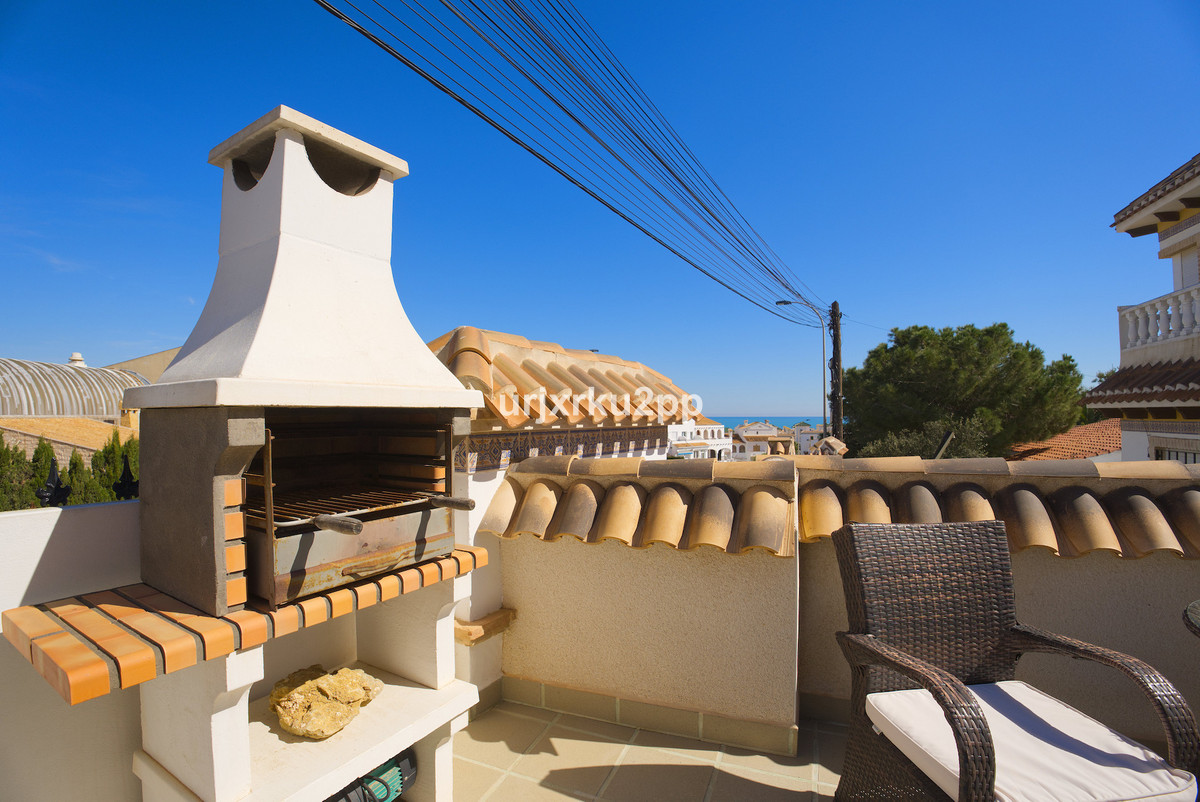 For sale - 3 Bedroom 2 Bathroom House - Detached Villa in Torrevieja - Torrevieja Centro  - Alicante