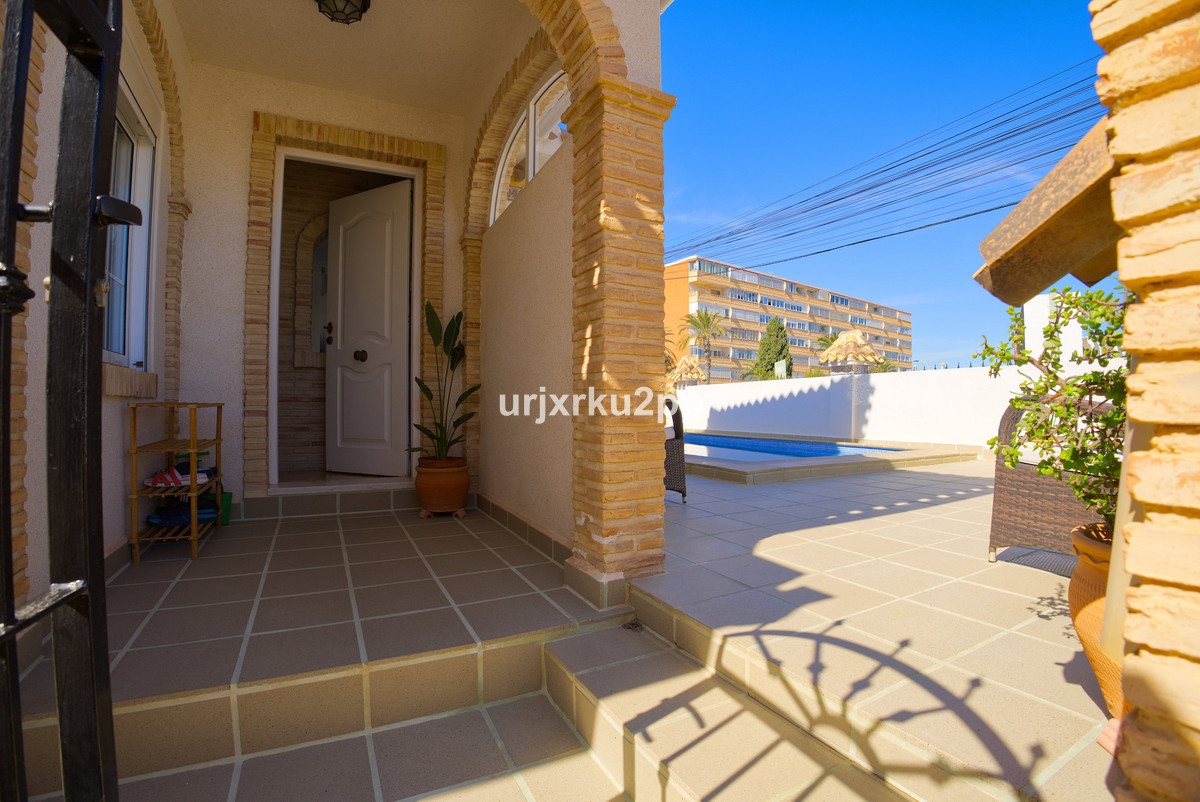 For sale - 3 Bedroom 2 Bathroom House - Detached Villa in Torrevieja - Torrevieja Centro  - Alicante