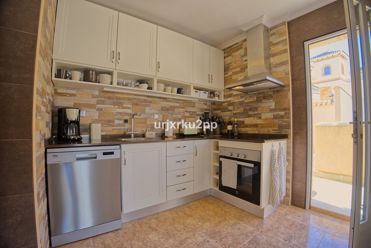 For sale - 3 Bedroom 2 Bathroom House - Detached Villa in Torrevieja - Torrevieja Centro  - Alicante