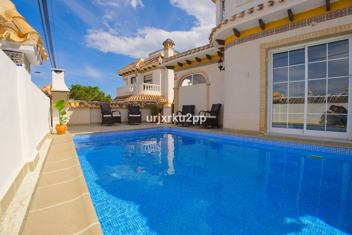 For sale - 3 Bedroom 2 Bathroom House - Detached Villa in Torrevieja - Torrevieja Centro  - Alicante