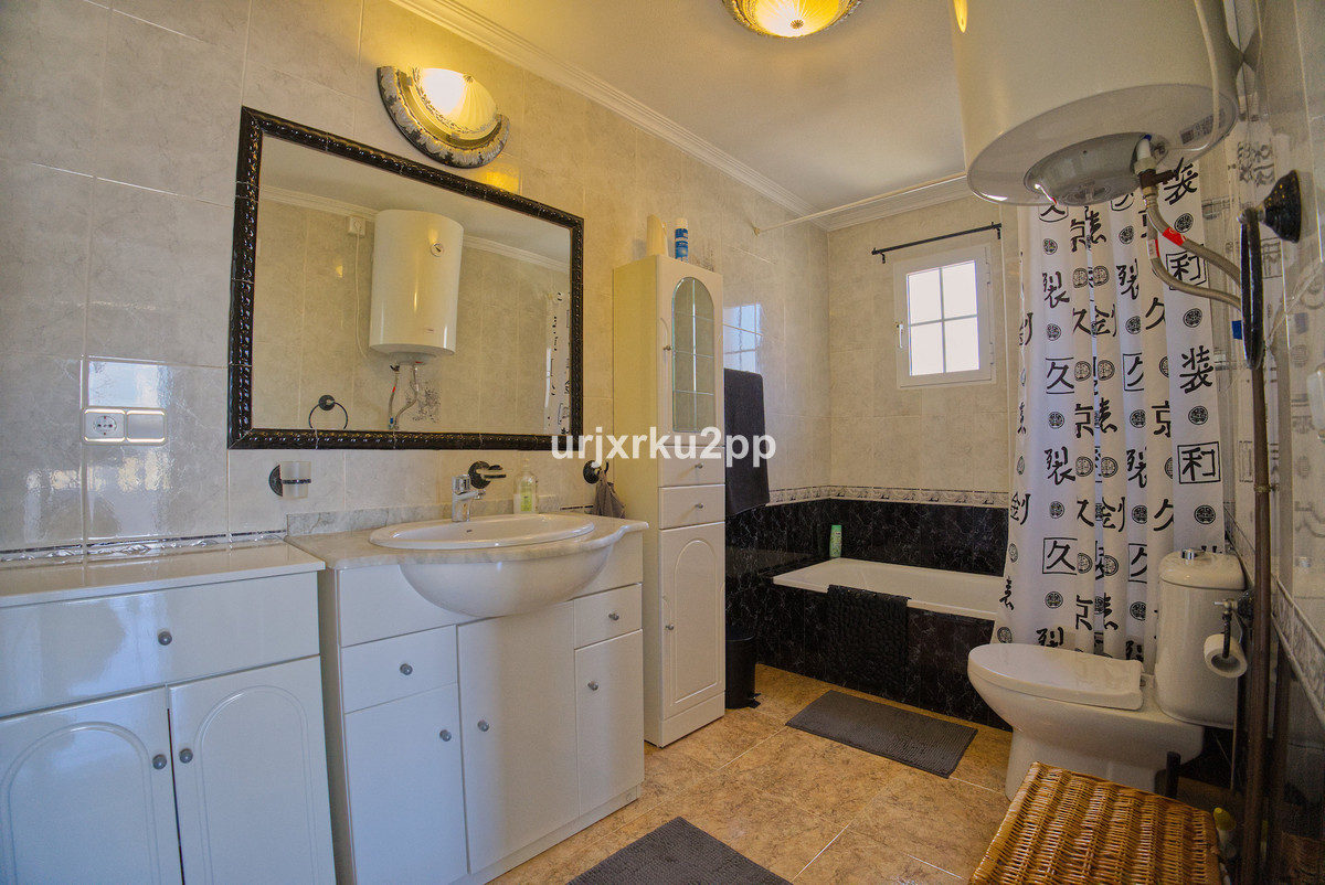 For sale - 3 Bedroom 2 Bathroom House - Detached Villa in Torrevieja - Torrevieja Centro  - Alicante