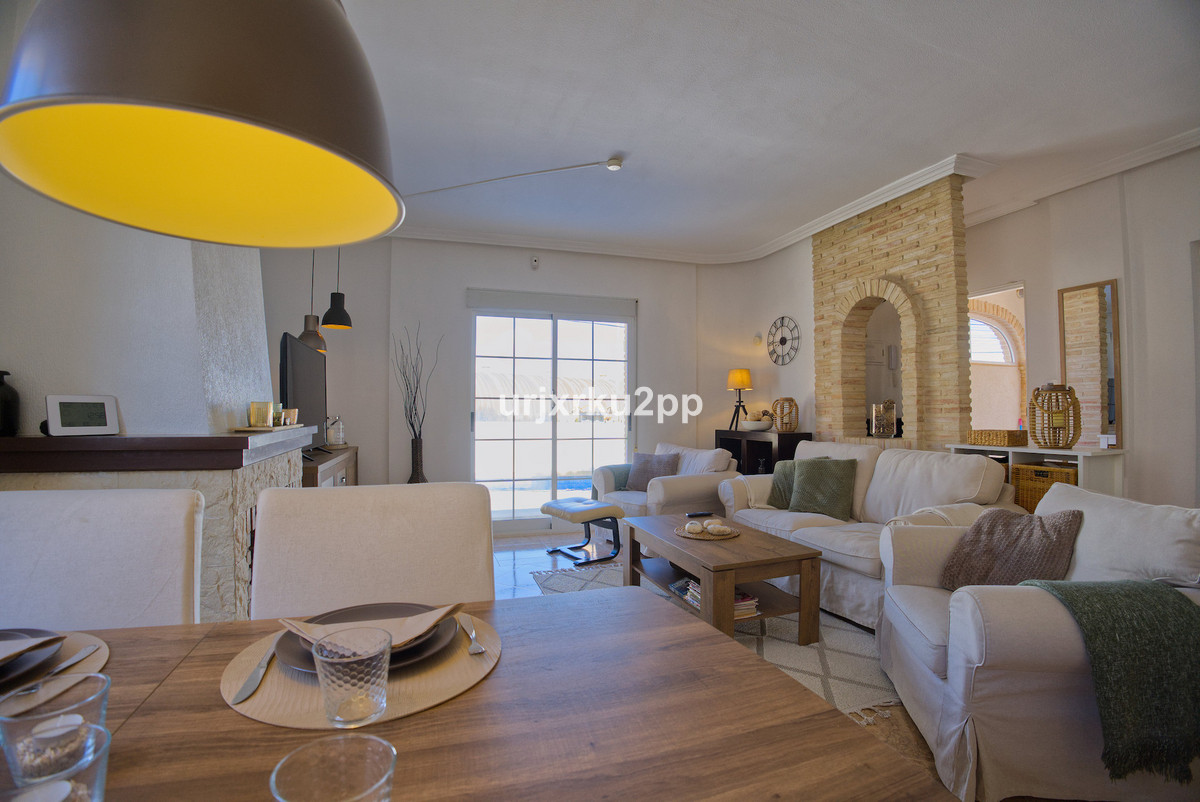 For sale - 3 Bedroom 2 Bathroom House - Detached Villa in Torrevieja - Torrevieja Centro  - Alicante