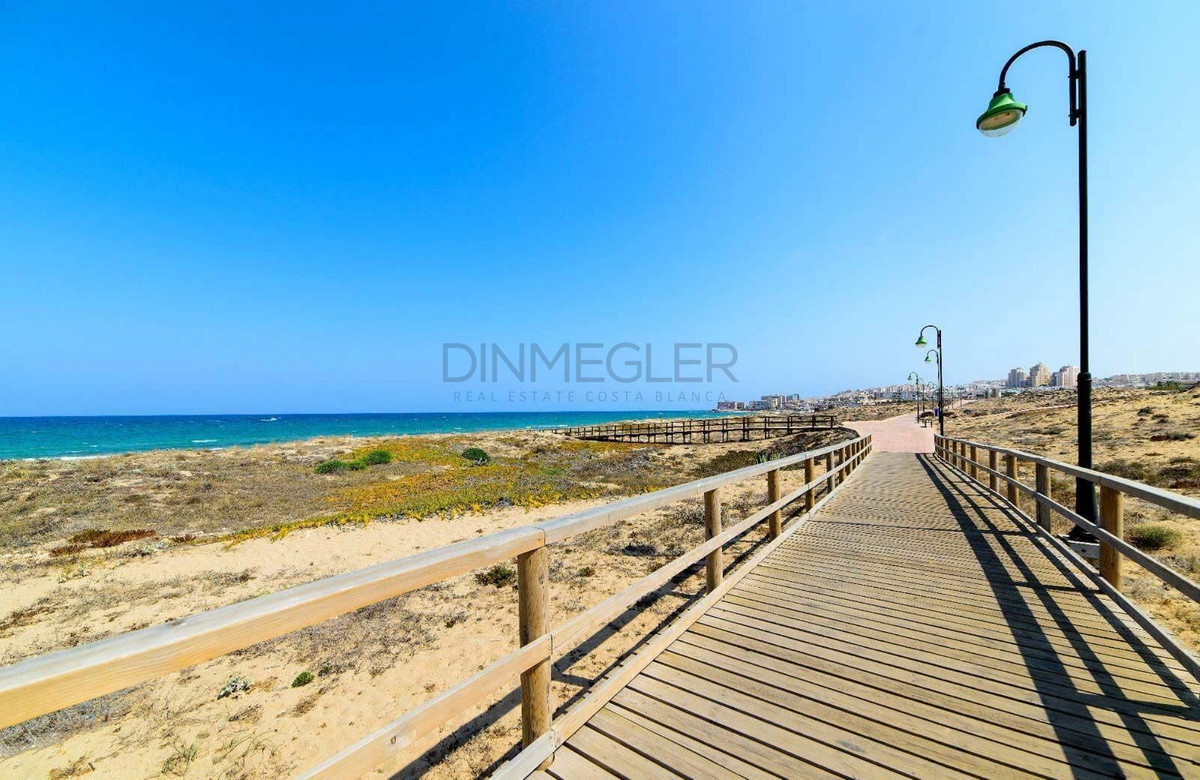 For sale - 2 Bedroom 1 Bathroom Apartment - Middle Floor Apartment in Torrevieja - La Mata  - Alicante