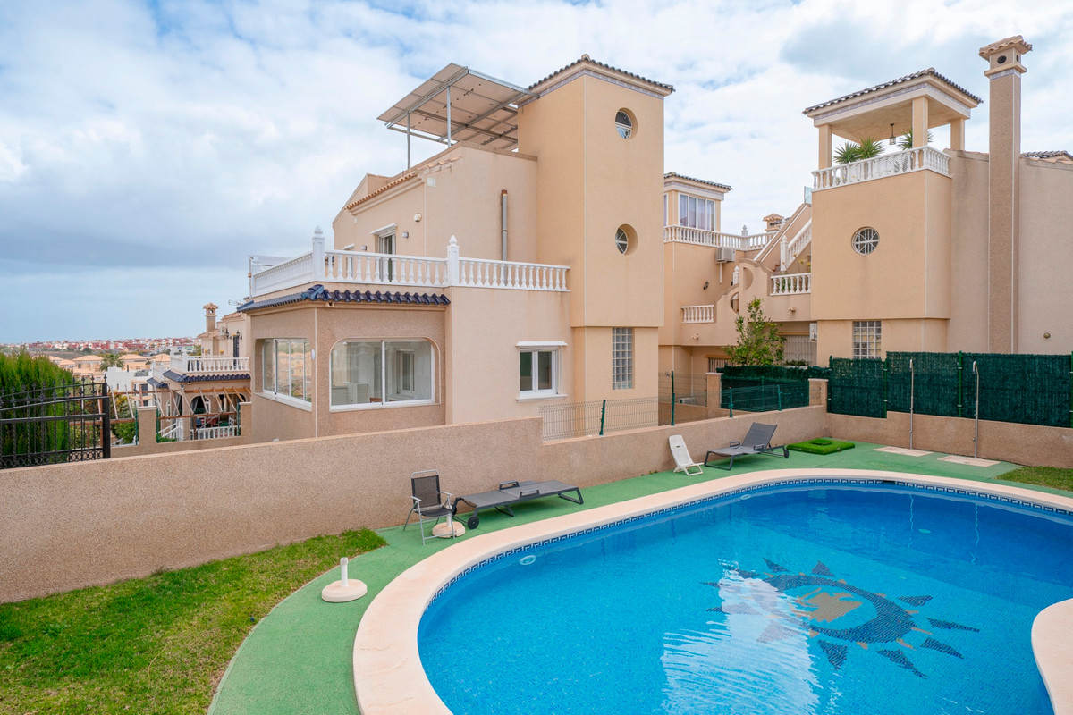 For sale - 4 Bedroom 3 Bathroom House - Detached Villa in Orihuela - Orihuela Costa  - Alicante