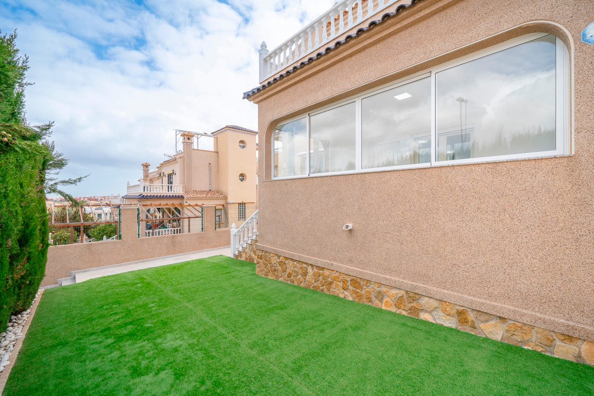 For sale - 4 Bedroom 3 Bathroom House - Detached Villa in Orihuela - Orihuela Costa  - Alicante