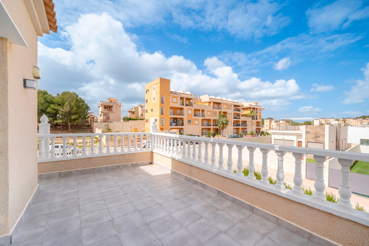 For sale - 4 Bedroom 3 Bathroom House - Detached Villa in Orihuela - Orihuela Costa  - Alicante