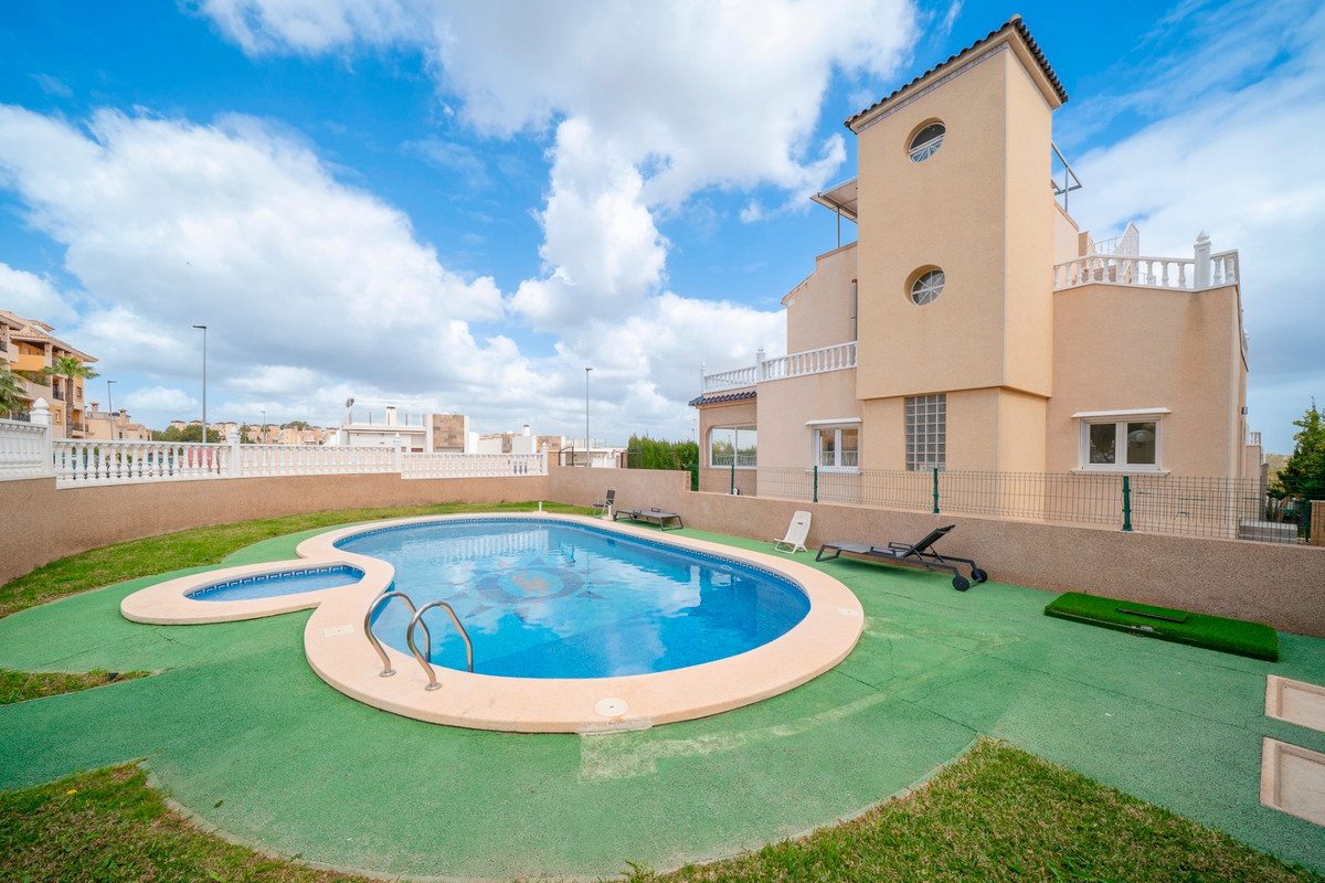 For sale - 4 Bedroom 3 Bathroom House - Detached Villa in Orihuela - Orihuela Costa  - Alicante