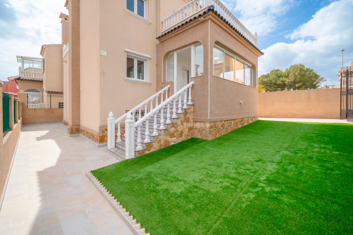 For sale - 4 Bedroom 3 Bathroom House - Detached Villa in Orihuela - Orihuela Costa  - Alicante