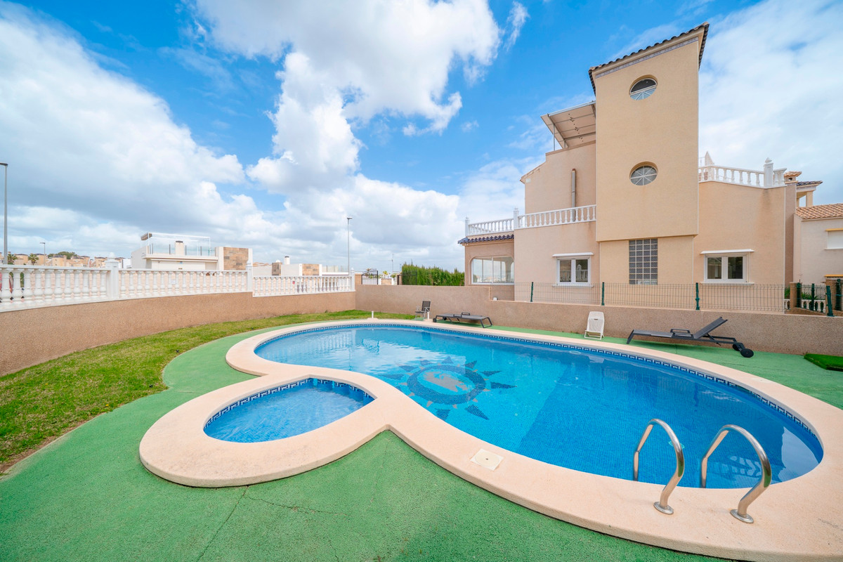 For sale - 4 Bedroom 3 Bathroom House - Detached Villa in Orihuela - Orihuela Costa  - Alicante