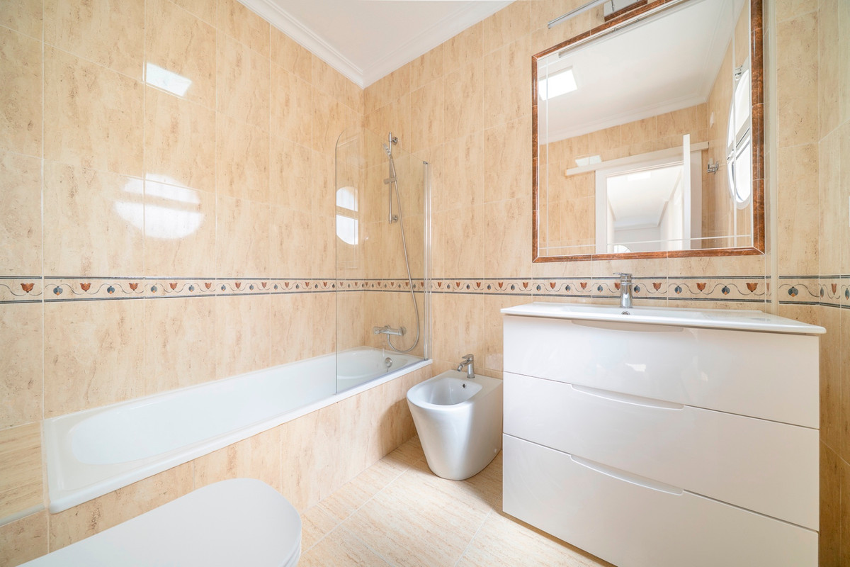 For sale - 4 Bedroom 3 Bathroom House - Detached Villa in Orihuela - Orihuela Costa  - Alicante