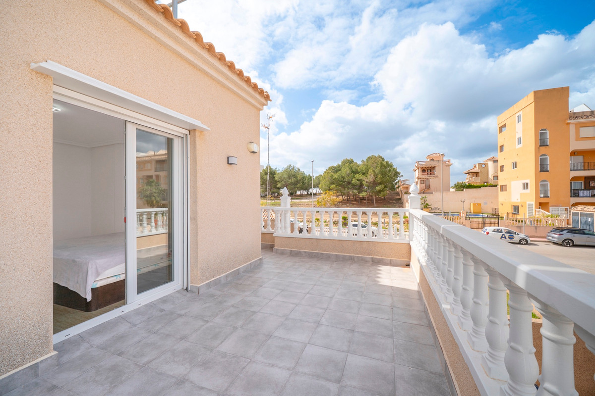 For sale - 4 Bedroom 3 Bathroom House - Detached Villa in Orihuela - Orihuela Costa  - Alicante