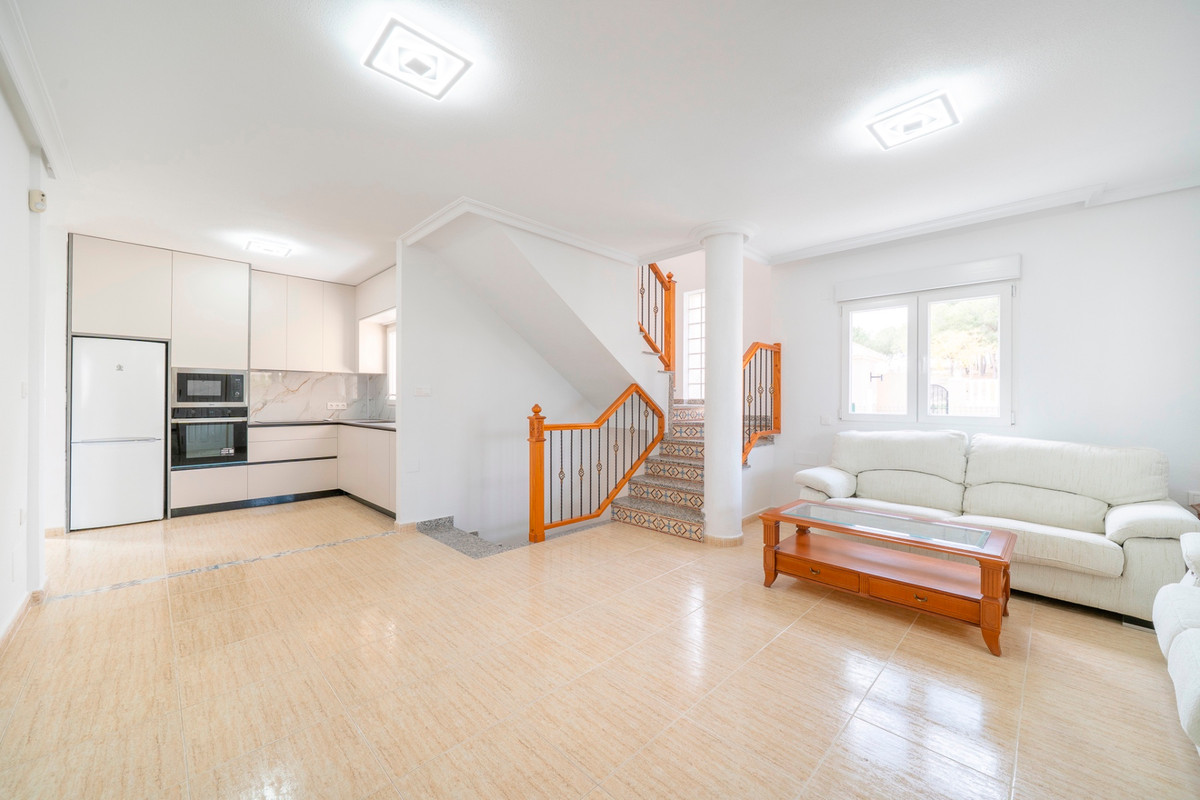 For sale - 4 Bedroom 3 Bathroom House - Detached Villa in Orihuela - Orihuela Costa  - Alicante