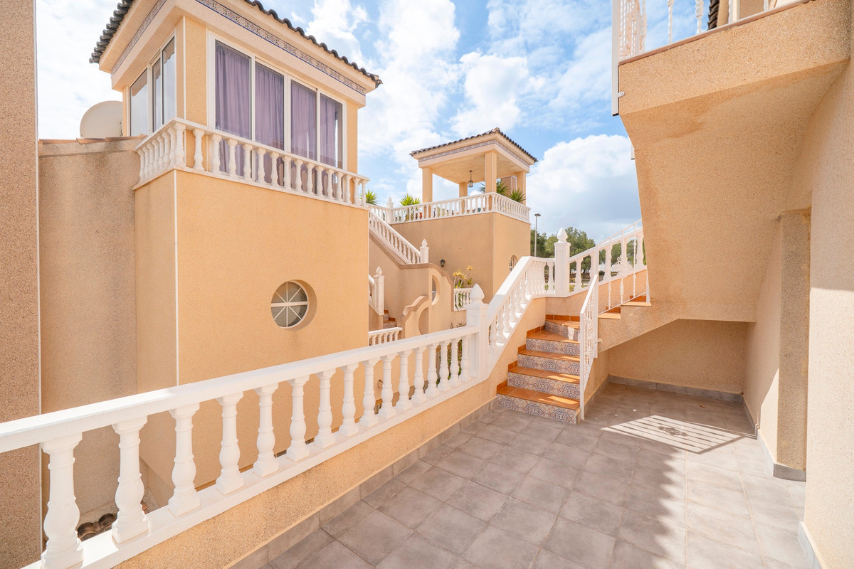For sale - 4 Bedroom 3 Bathroom House - Detached Villa in Orihuela - Orihuela Costa  - Alicante