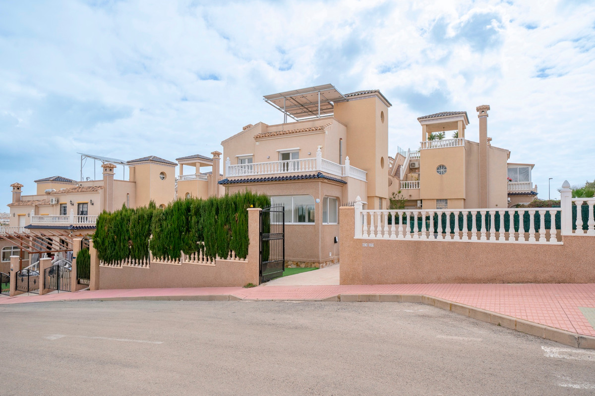 For sale - 4 Bedroom 3 Bathroom House - Detached Villa in Orihuela - Orihuela Costa  - Alicante