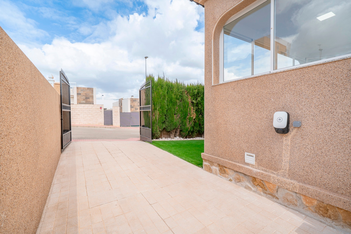 For sale - 4 Bedroom 3 Bathroom House - Detached Villa in Orihuela - Orihuela Costa  - Alicante