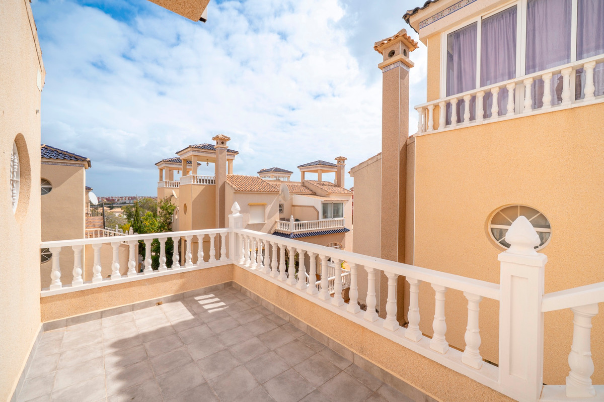 For sale - 4 Bedroom 3 Bathroom House - Detached Villa in Orihuela - Orihuela Costa  - Alicante