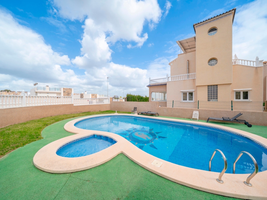 4 Bedroom 3 Bathroom House - Detached Villa in Orihuela