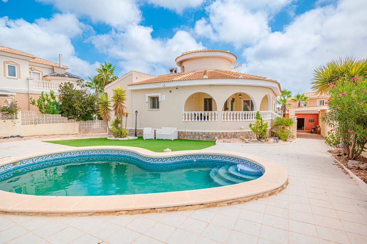 For sale - 3 Bedroom 2 Bathroom House - Detached Villa in Rojales - Ciudad Quesada  - Alicante
