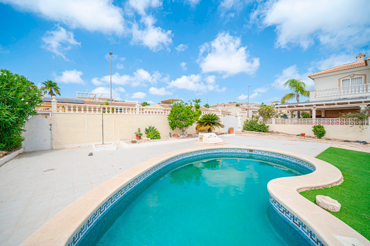For sale - 3 Bedroom 2 Bathroom House - Detached Villa in Rojales - Ciudad Quesada  - Alicante