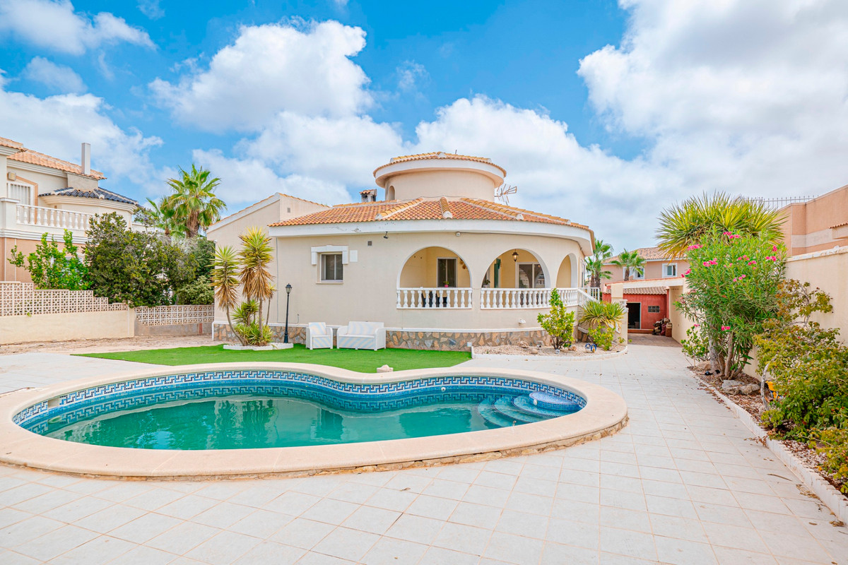 For sale - 3 Bedroom 2 Bathroom House - Detached Villa in Rojales - Ciudad Quesada  - Alicante