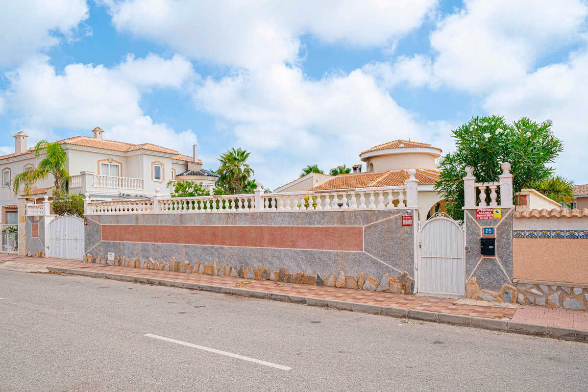 For sale - 3 Bedroom 2 Bathroom House - Detached Villa in Rojales - Ciudad Quesada  - Alicante