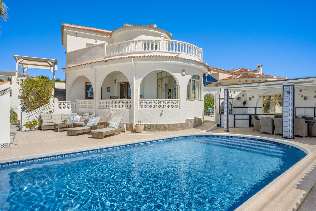 For sale - 5 Bedroom 3 Bathroom House - Detached Villa in Rojales - Ciudad Quesada  - Alicante