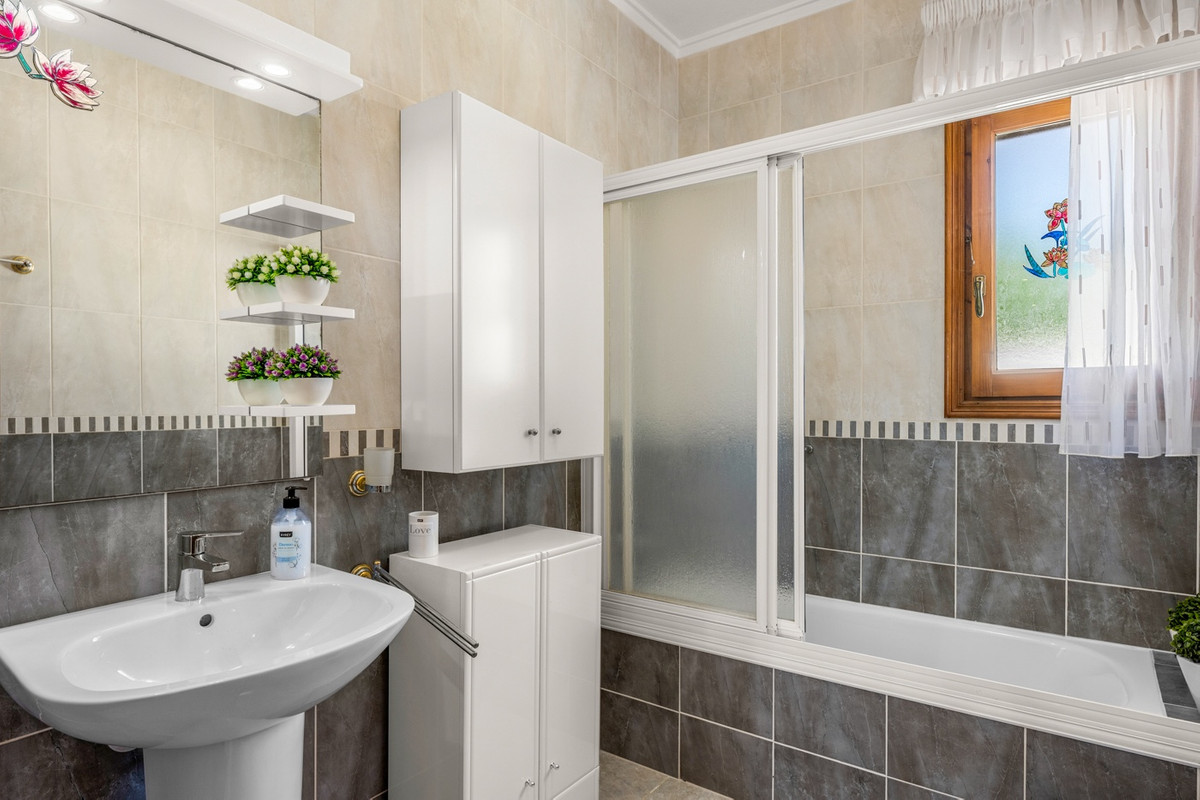 For sale - 5 Bedroom 3 Bathroom House - Detached Villa in Rojales - Ciudad Quesada  - Alicante