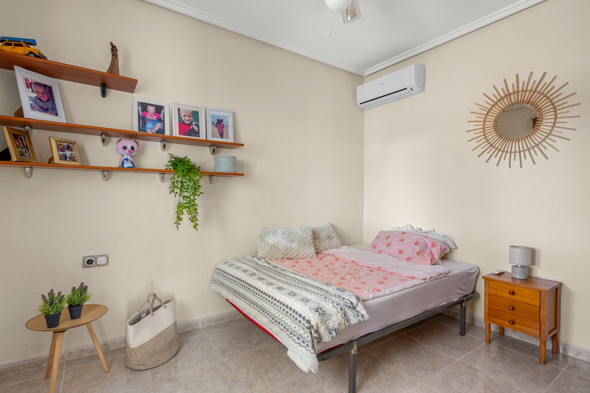 For sale - 5 Bedroom 3 Bathroom House - Detached Villa in Rojales - Ciudad Quesada  - Alicante