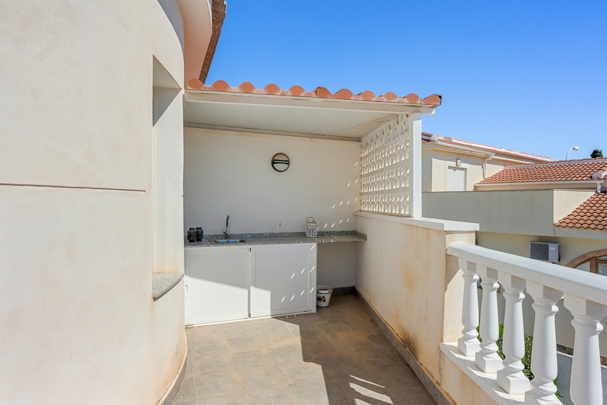 For sale - 5 Bedroom 3 Bathroom House - Detached Villa in Rojales - Ciudad Quesada  - Alicante