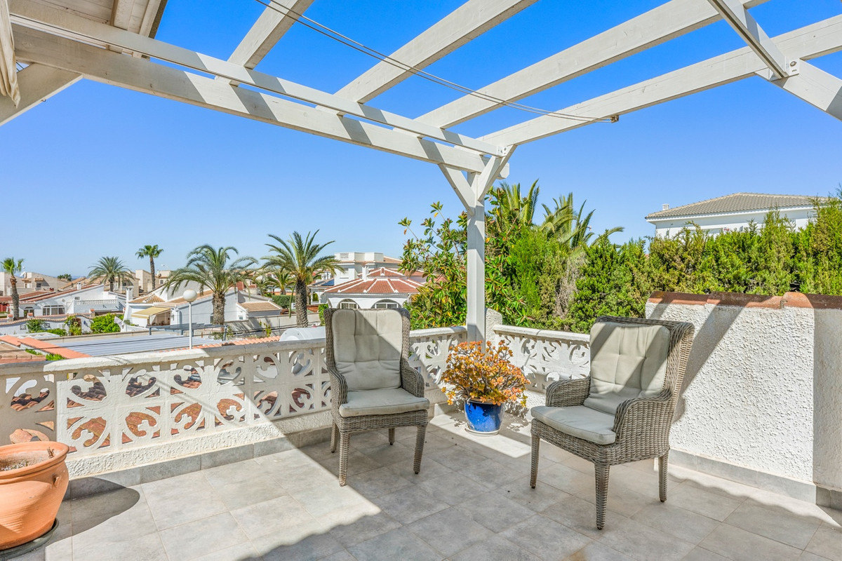 For sale - 5 Bedroom 3 Bathroom House - Detached Villa in Rojales - Ciudad Quesada  - Alicante