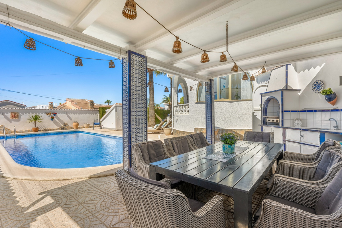 For sale - 5 Bedroom 3 Bathroom House - Detached Villa in Rojales - Ciudad Quesada  - Alicante