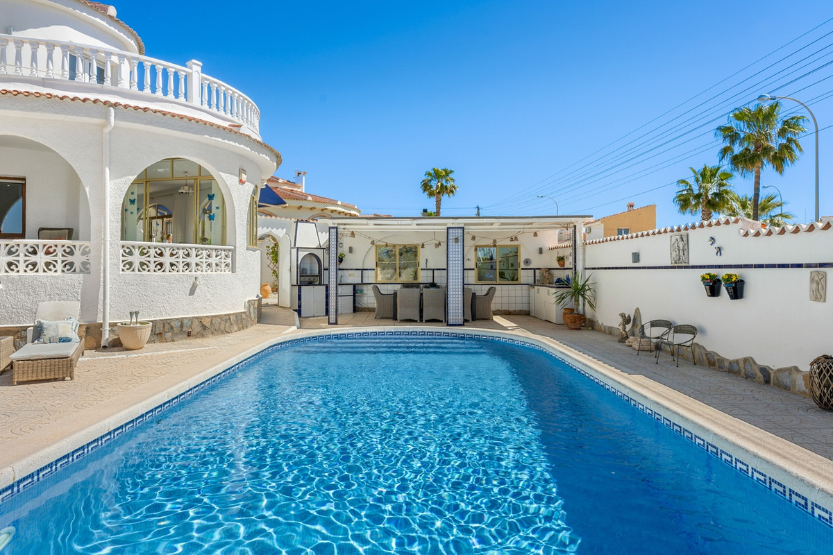 For sale - 5 Bedroom 3 Bathroom House - Detached Villa in Rojales - Ciudad Quesada  - Alicante