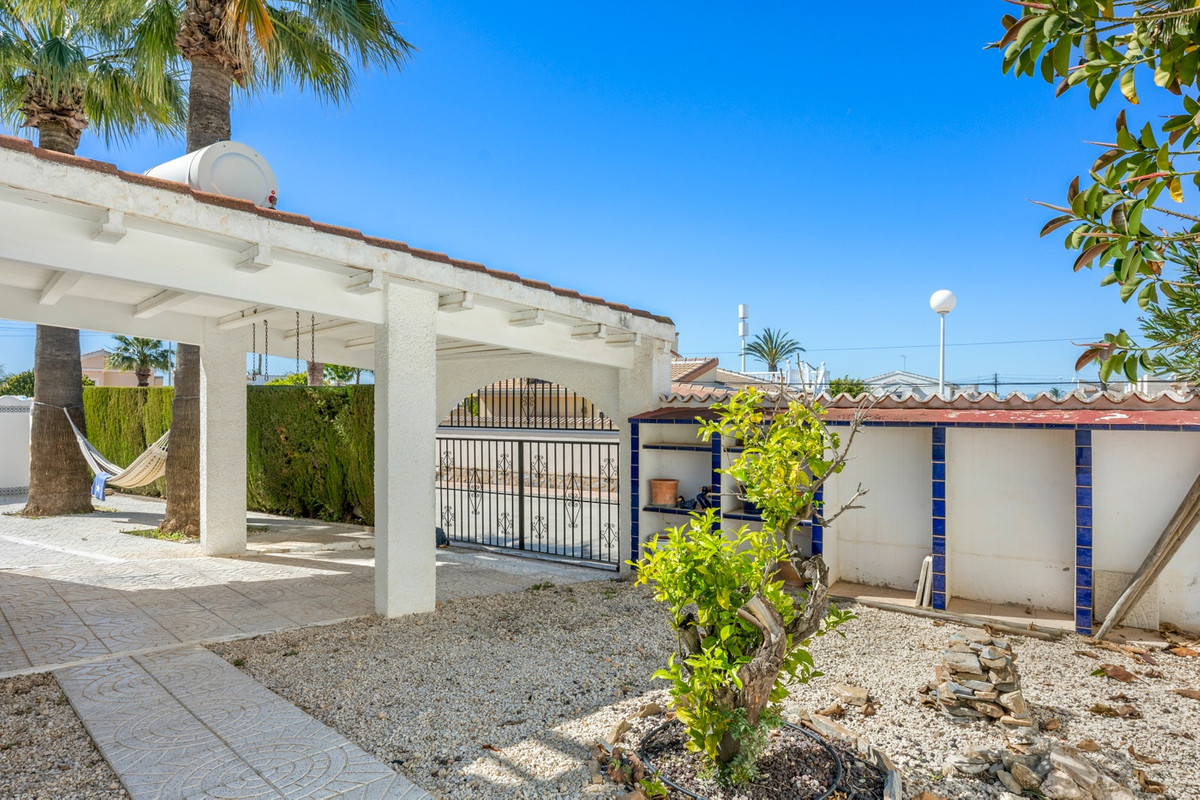 For sale - 5 Bedroom 3 Bathroom House - Detached Villa in Rojales - Ciudad Quesada  - Alicante
