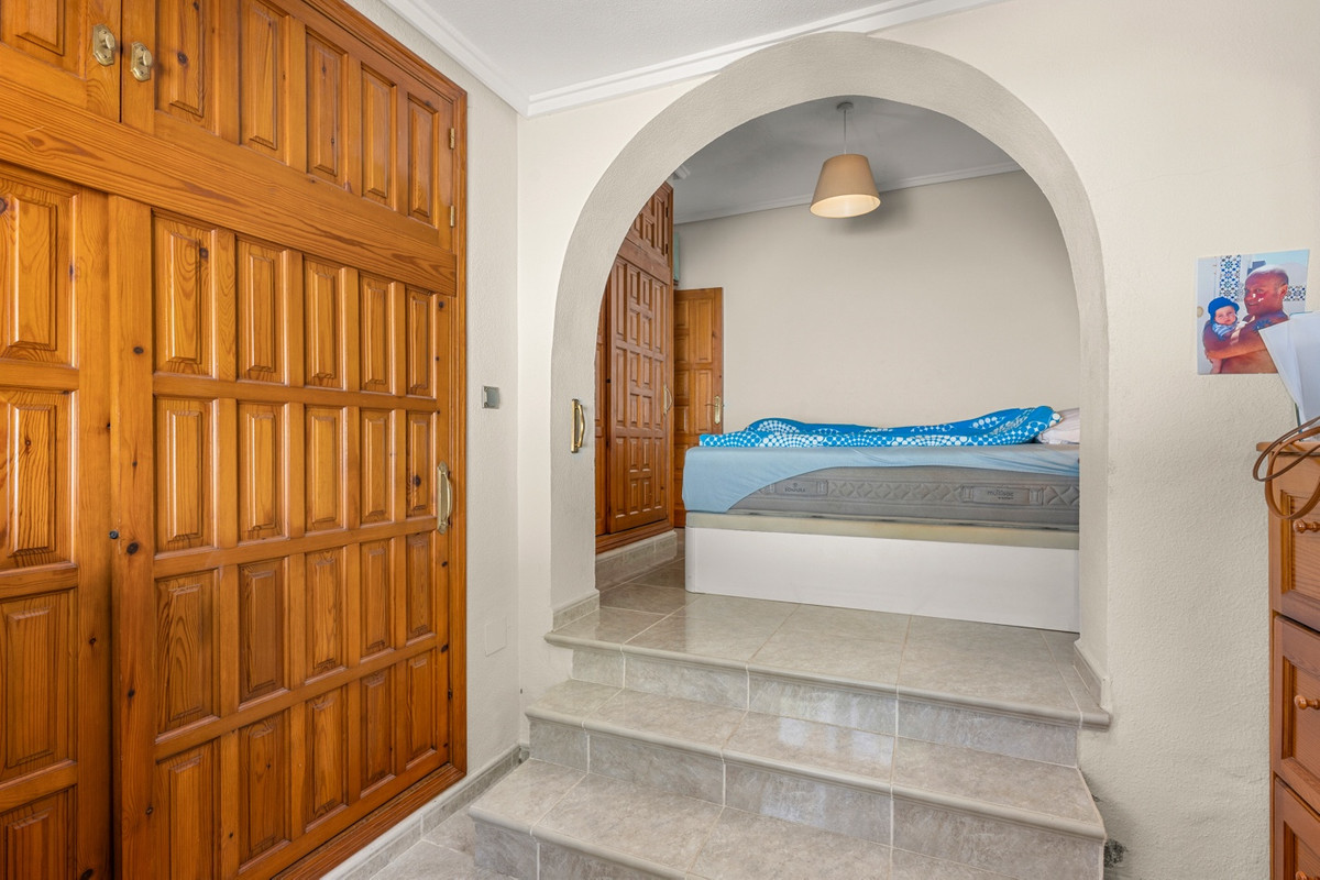For sale - 5 Bedroom 3 Bathroom House - Detached Villa in Rojales - Ciudad Quesada  - Alicante