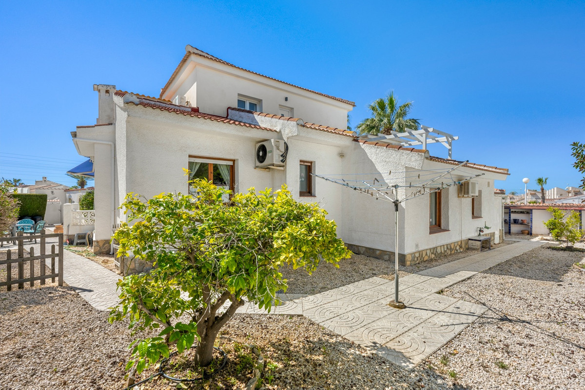 For sale - 5 Bedroom 3 Bathroom House - Detached Villa in Rojales - Ciudad Quesada  - Alicante
