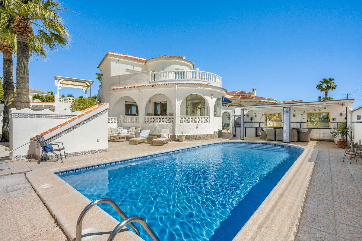 For sale - 5 Bedroom 3 Bathroom House - Detached Villa in Rojales - Ciudad Quesada  - Alicante