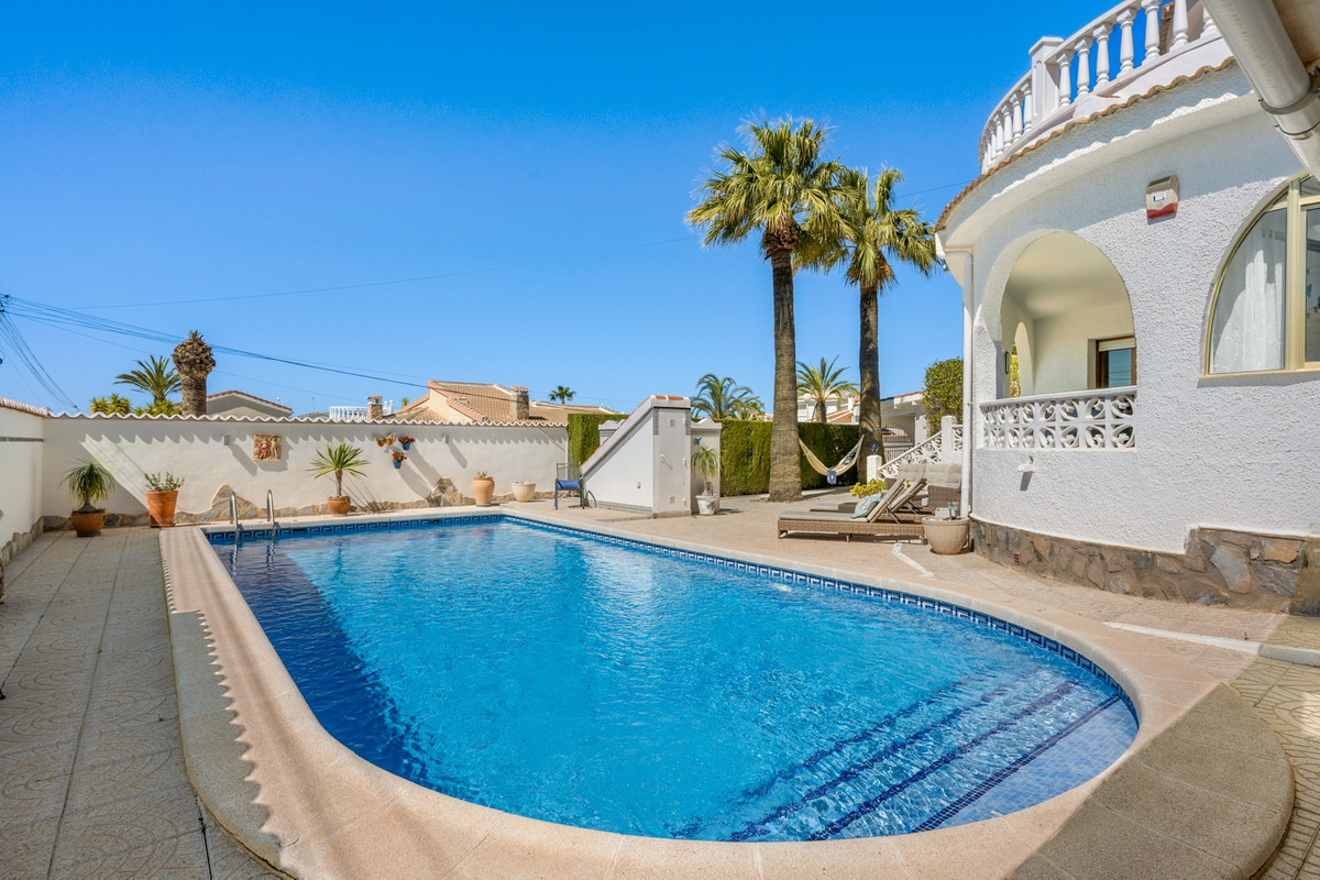 For sale - 5 Bedroom 3 Bathroom House - Detached Villa in Rojales - Ciudad Quesada  - Alicante