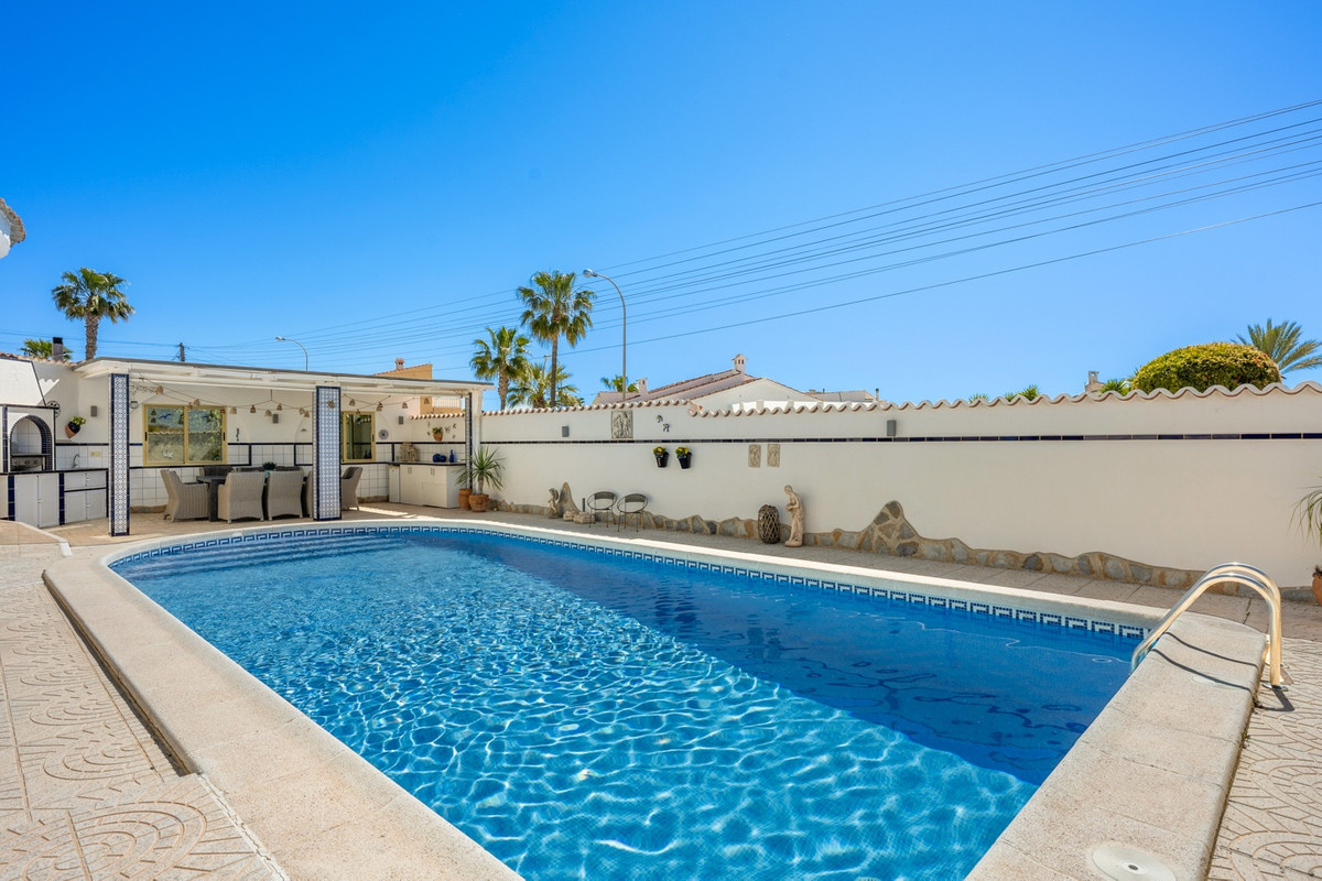 For sale - 5 Bedroom 3 Bathroom House - Detached Villa in Rojales - Ciudad Quesada  - Alicante