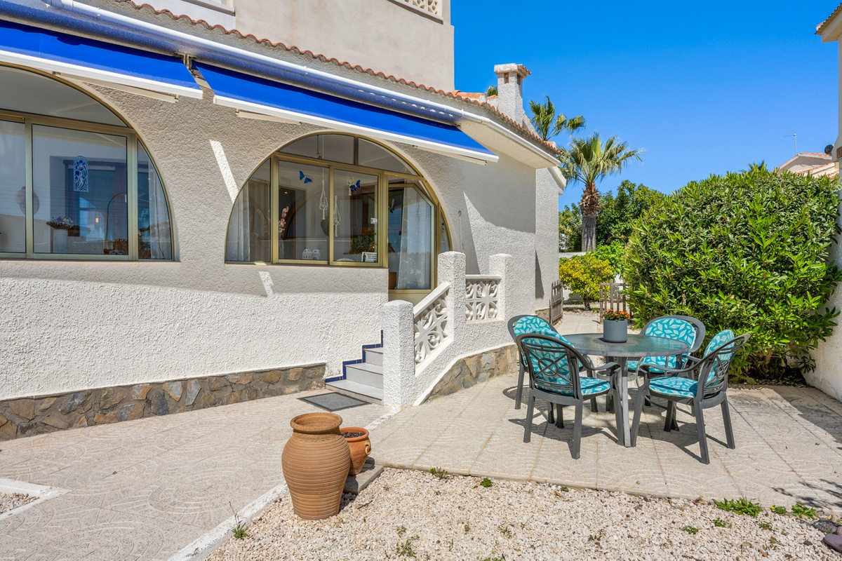 For sale - 5 Bedroom 3 Bathroom House - Detached Villa in Rojales - Ciudad Quesada  - Alicante