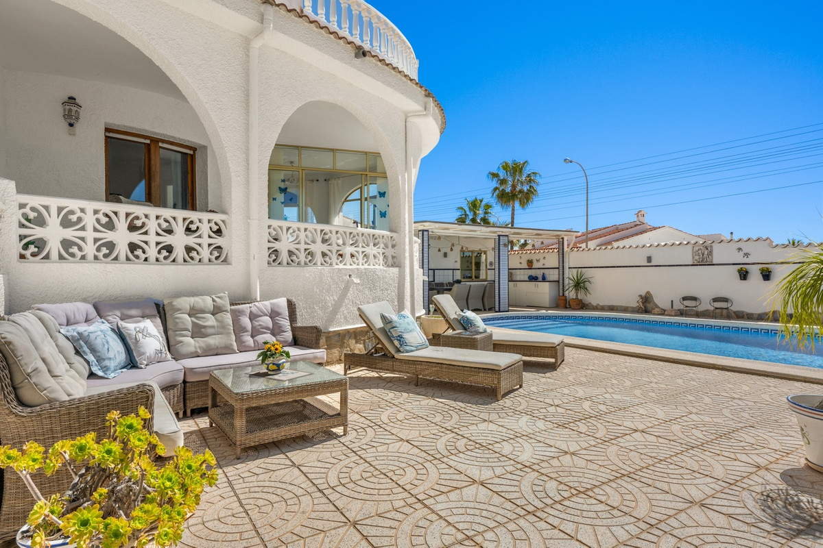 For sale - 5 Bedroom 3 Bathroom House - Detached Villa in Rojales - Ciudad Quesada  - Alicante