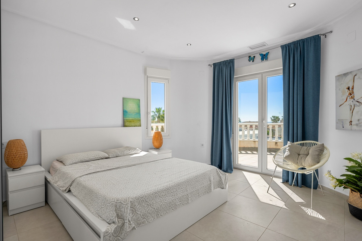 For sale - 5 Bedroom 3 Bathroom House - Detached Villa in Rojales - Ciudad Quesada  - Alicante