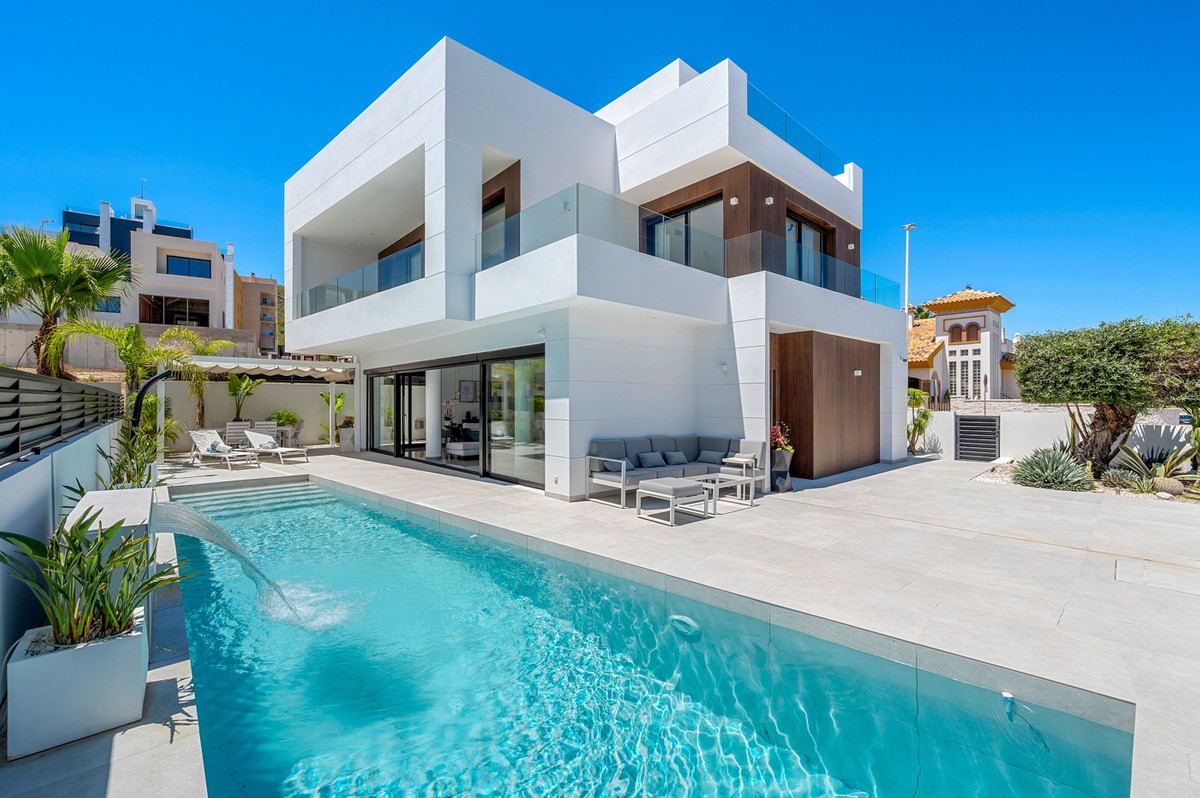 For sale - 4 Bedroom 3 Bathroom House - Detached Villa in Guardamar del Segura - Guardamar del Segura Centro  - Alicante