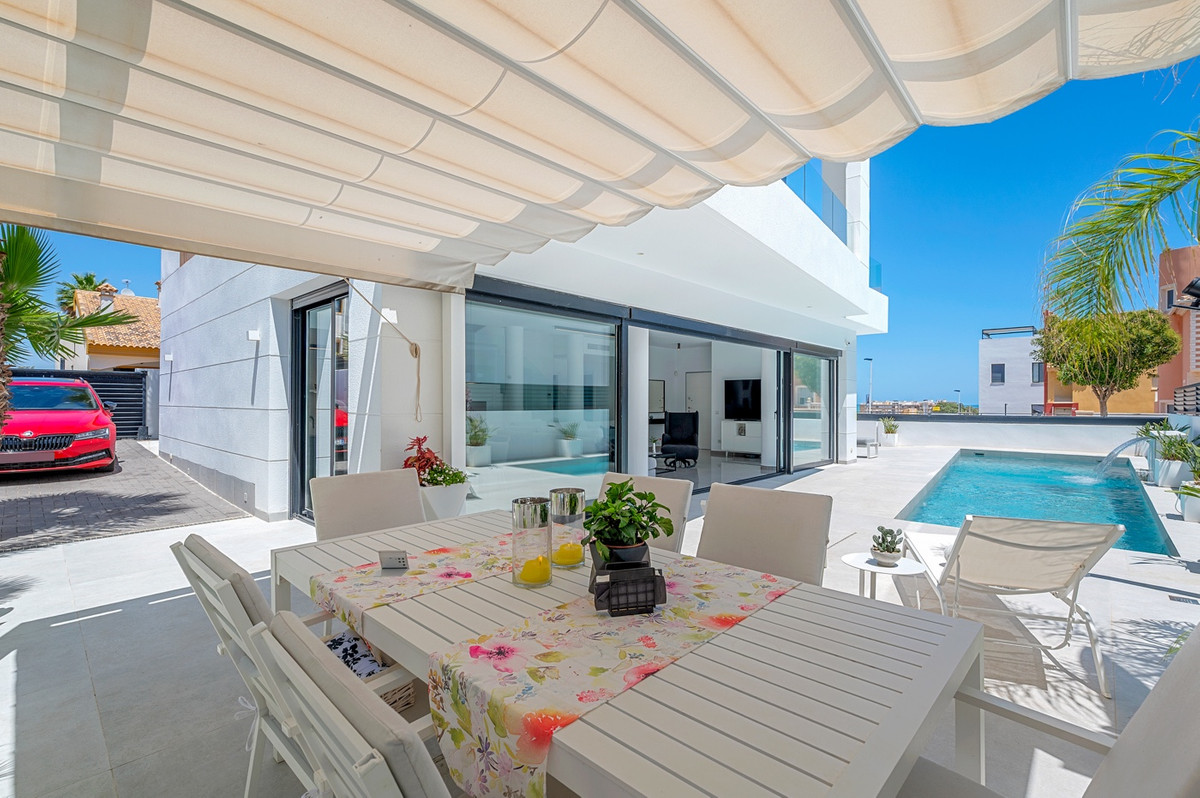 For sale - 4 Bedroom 3 Bathroom House - Detached Villa in Guardamar del Segura - Guardamar del Segura Centro  - Alicante