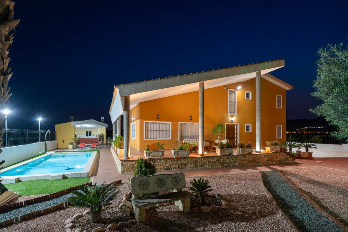 For sale - 5 Bedroom 3 Bathroom House - Detached Villa in Orihuela - Orihuela Centro  - Alicante