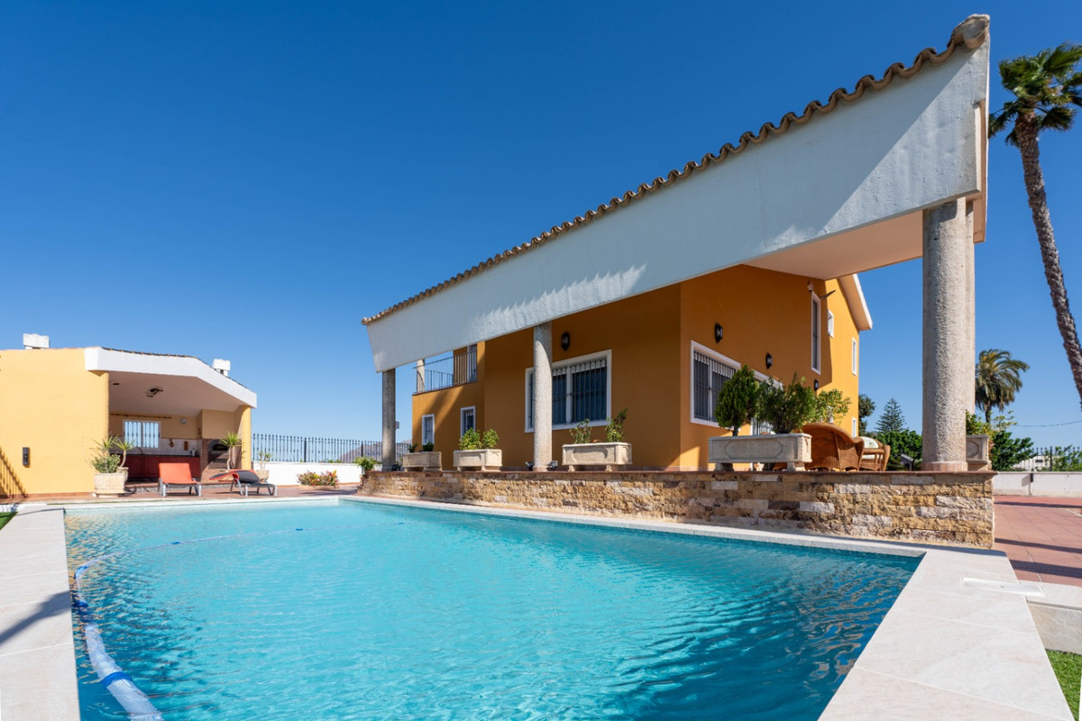 For sale - 5 Bedroom 3 Bathroom House - Detached Villa in Orihuela - Orihuela Centro  - Alicante