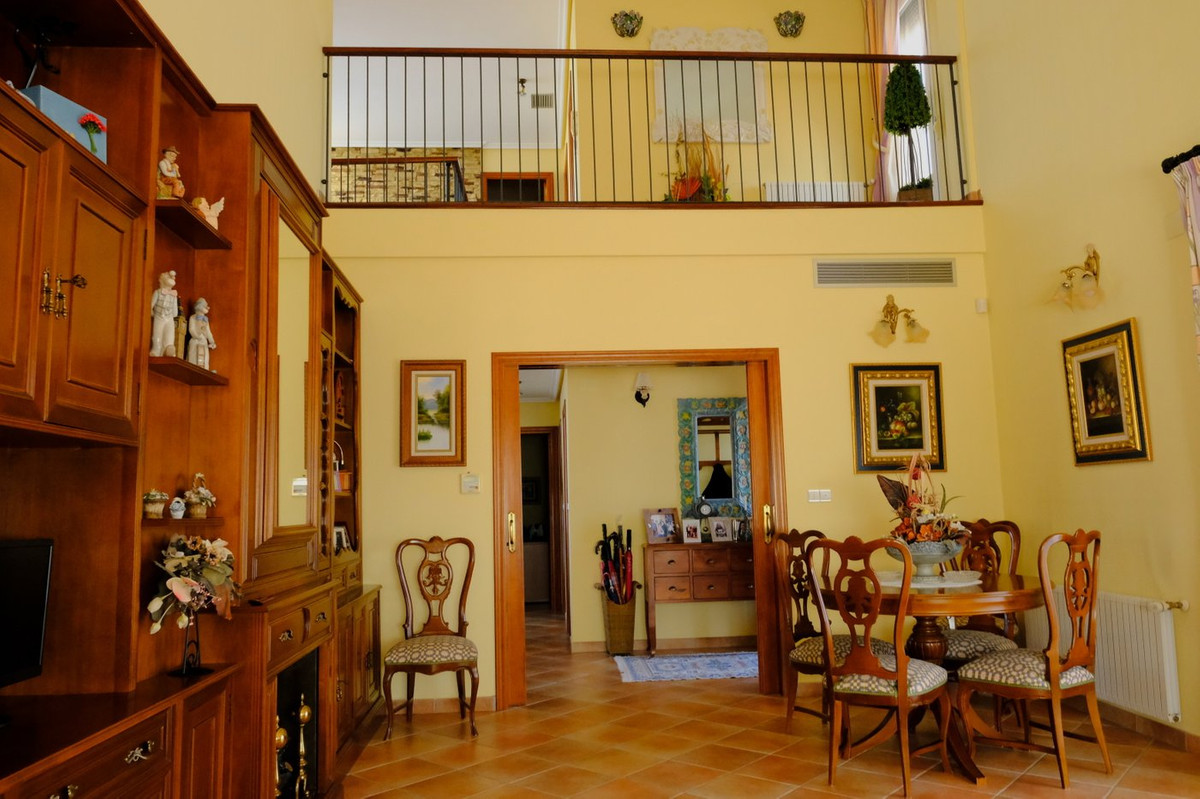 For sale - 5 Bedroom 3 Bathroom House - Detached Villa in Orihuela - Orihuela Centro  - Alicante