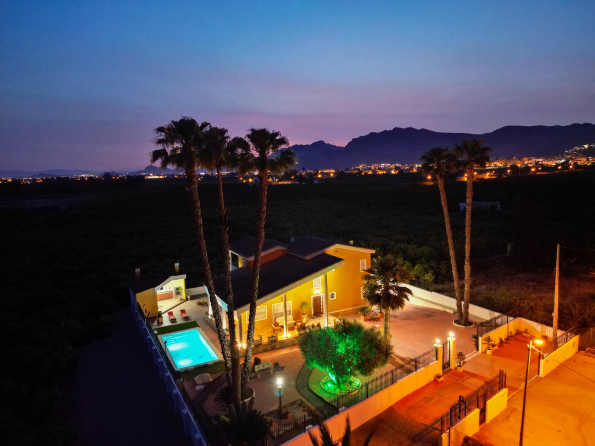 For sale - 5 Bedroom 3 Bathroom House - Detached Villa in Orihuela - Orihuela Centro  - Alicante