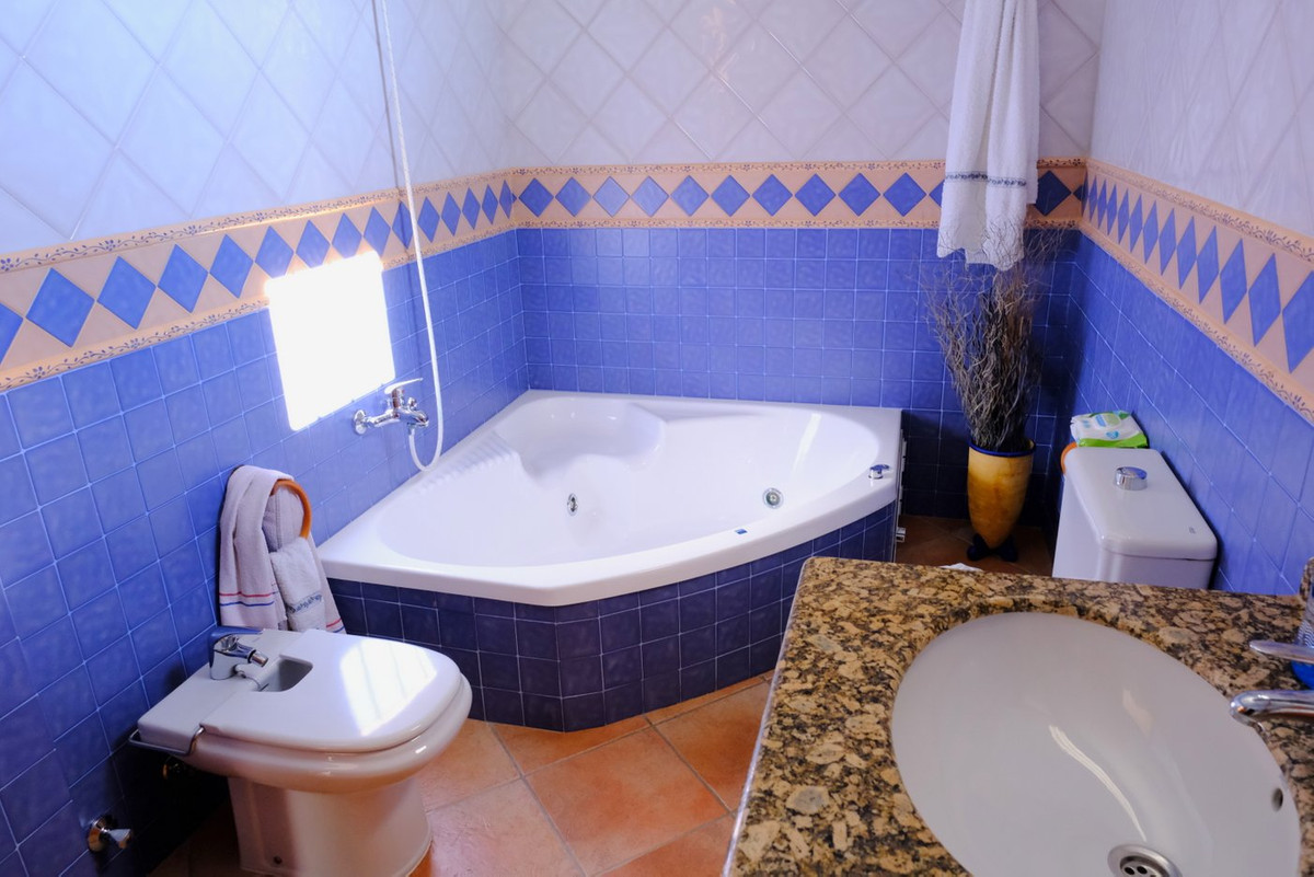 For sale - 5 Bedroom 3 Bathroom House - Detached Villa in Orihuela - Orihuela Centro  - Alicante
