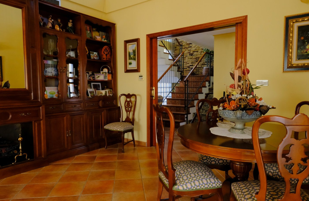 For sale - 5 Bedroom 3 Bathroom House - Detached Villa in Orihuela - Orihuela Centro  - Alicante